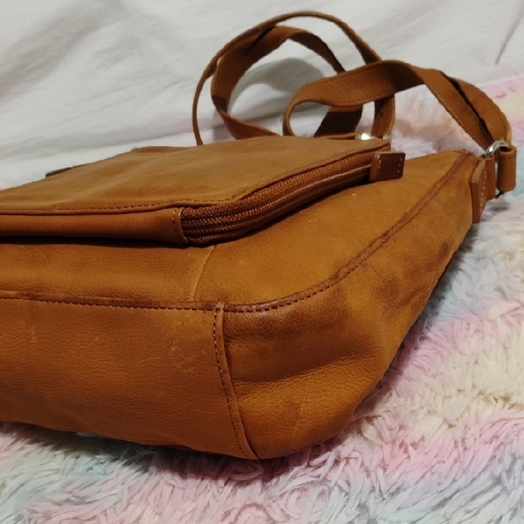 SALE! Wilsons Leather Tan Messenger Bag W Adjustable Strap/Structured Design - Picture 7 of 10